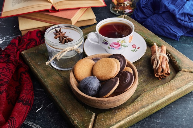 Biscotti di spugna al cioccolato con una tazza di tè.