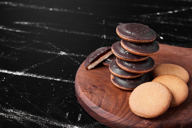 Biscotti di spugna al cioccolato su una tavola di legno