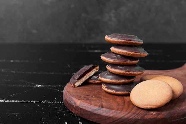 Biscotti di spugna al cioccolato su una tavola di legno