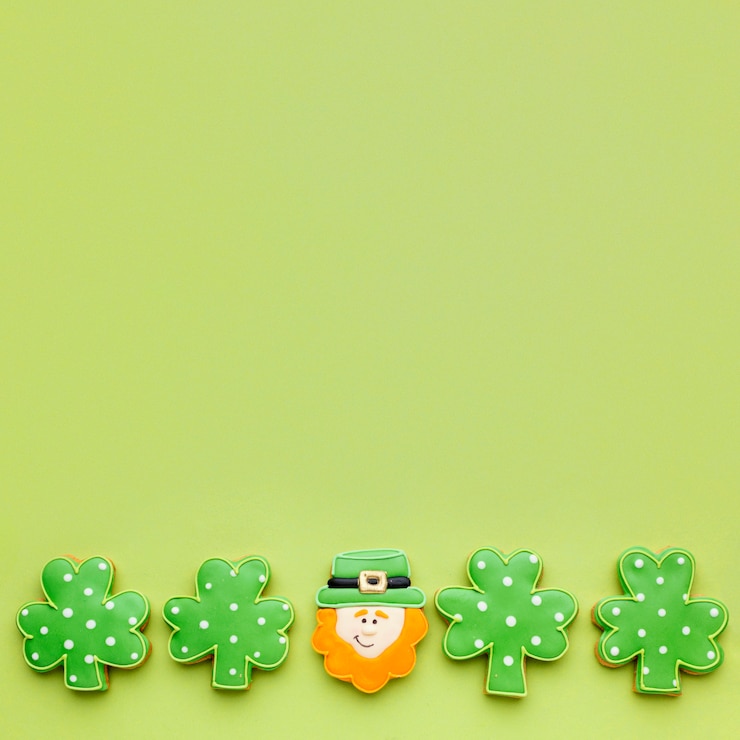 Foto gratuito biscotti di trifoglio e leprechaun vista dall'alto