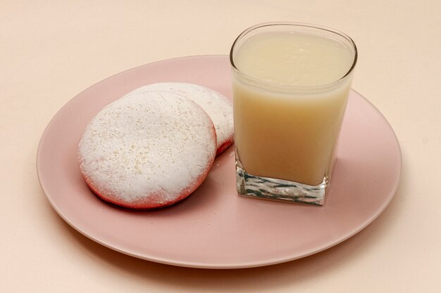 Biscotti di vista frontale con la tazza di caffè