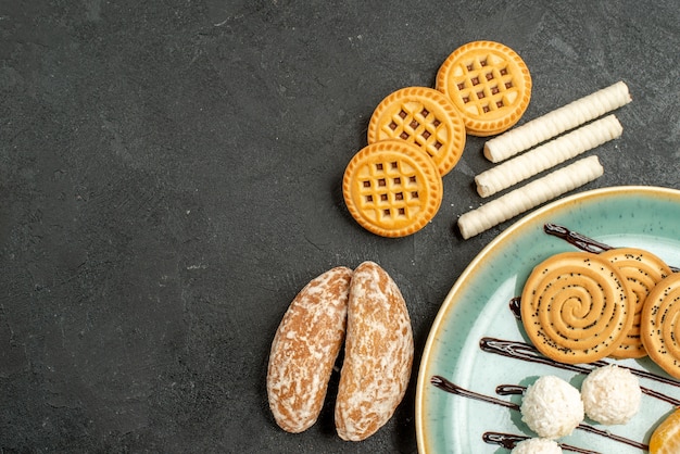 Biscotti di zucchero vista dall'alto con biscotti su sfondo grigio