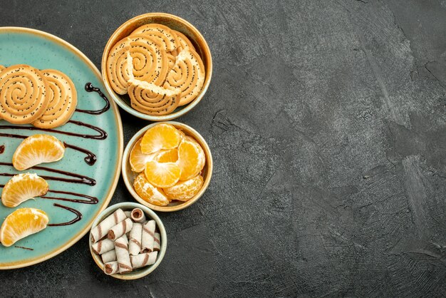 Biscotti di zucchero vista dall'alto con caramelle al cocco su sfondo grigio