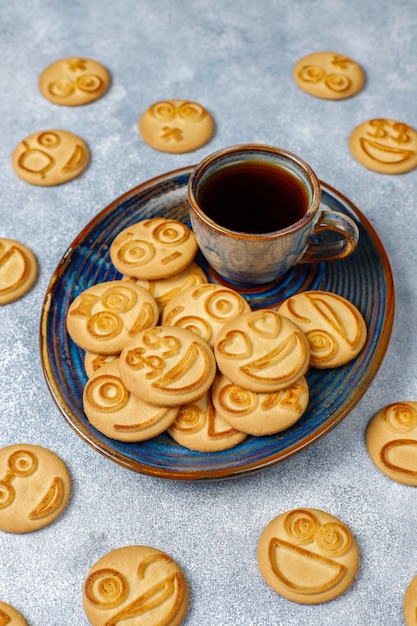 Biscotti divertenti differenti di emozione, biscotti sorridenti e tristi