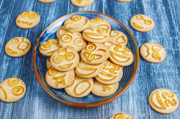 Biscotti divertenti emozioni diverse, biscotti sorridenti e tristi