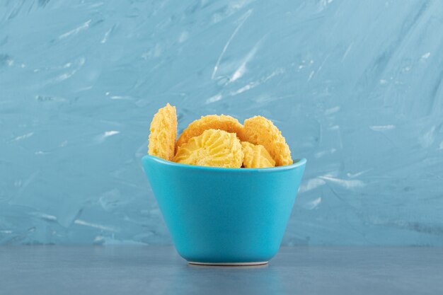 Biscotti dolci deliziosi in ciotola blu.