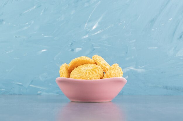 Biscotti dolci deliziosi in ciotola rosa.
