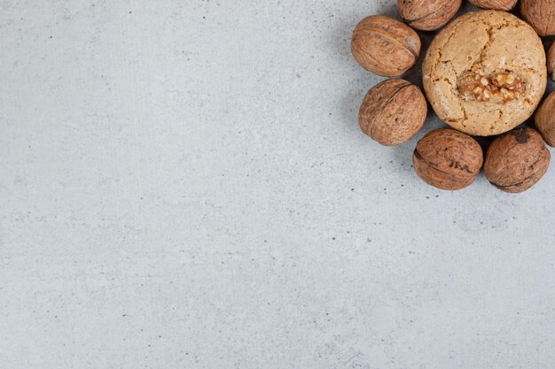 Biscotti dolci rotondi con noci su priorità bassa bianca.