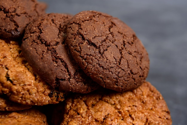 Biscotti dolci sulla tavola di legno