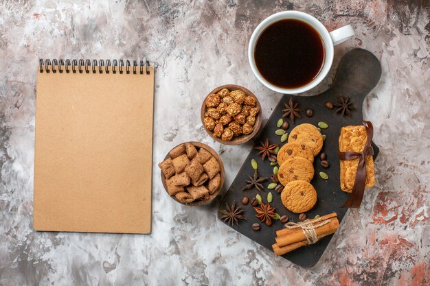 Biscotti dolci vista dall'alto con caffè e noci sul colore della torta del tavolo luminoso