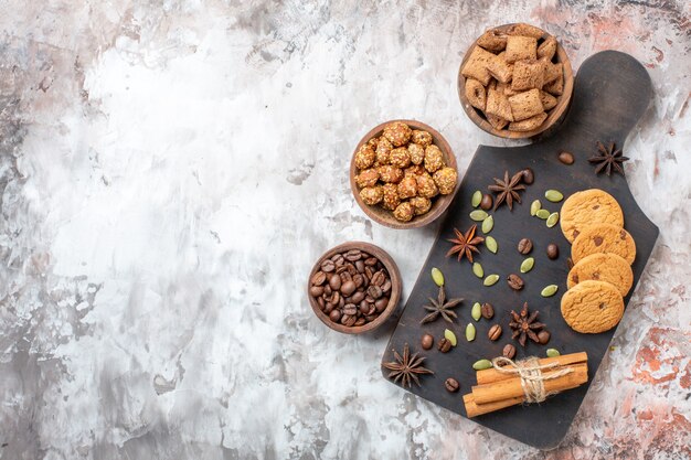 Biscotti dolci vista dall'alto con caffè e noci sul tavolo luminoso