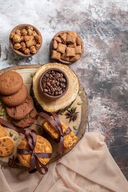 Biscotti dolci vista dall'alto con noci e tazza di caffè su pavimento chiaro