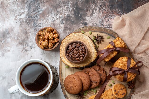 Biscotti dolci vista dall'alto con noci e tazza di caffè sul tavolo luminoso