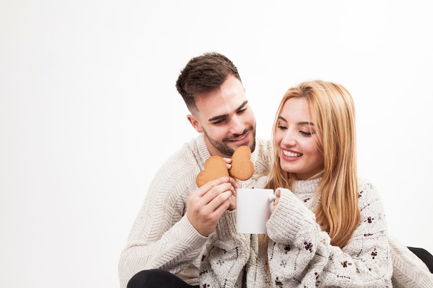 Biscotti dunking sorridenti delle coppie nella tazza