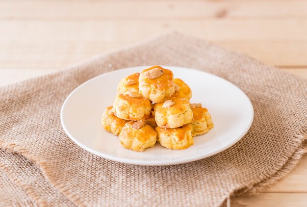 Biscotti durian sulla piastra bianca