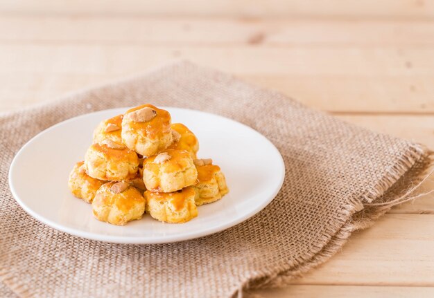 Biscotti durian sulla piastra bianca