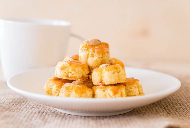 Biscotti durian sulla piastra bianca