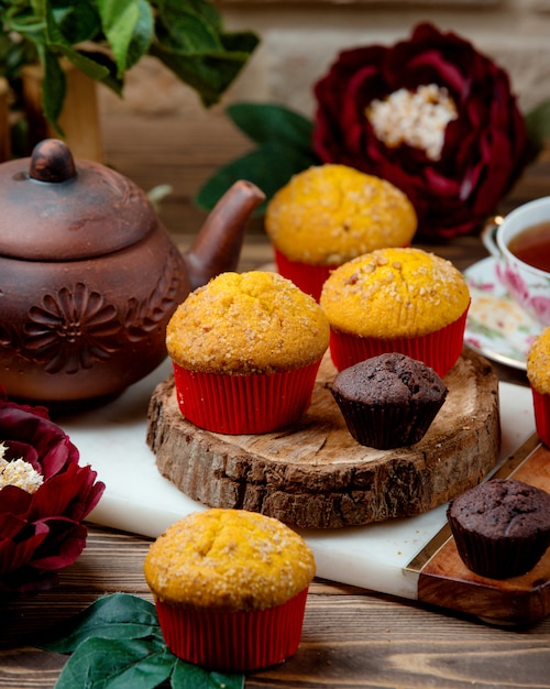 Biscotti e brownie sul tavolo