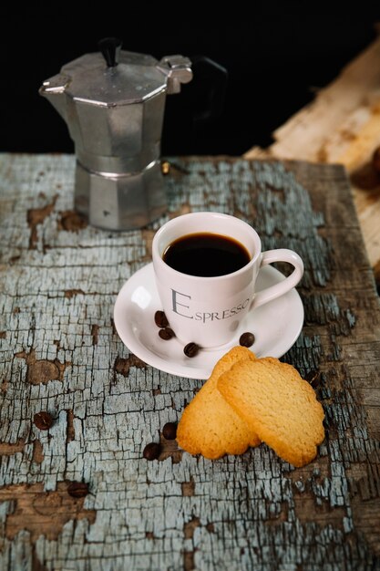 Biscotti e caffè sul ripiano del tavolo fatiscente