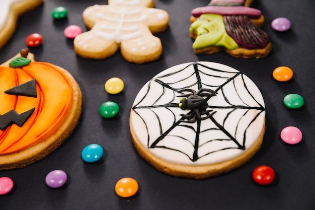 Biscotti e caramelle di Halloween su priorità bassa nera