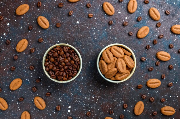 Biscotti e chicchi di caffè a forma di chicco di caffè.