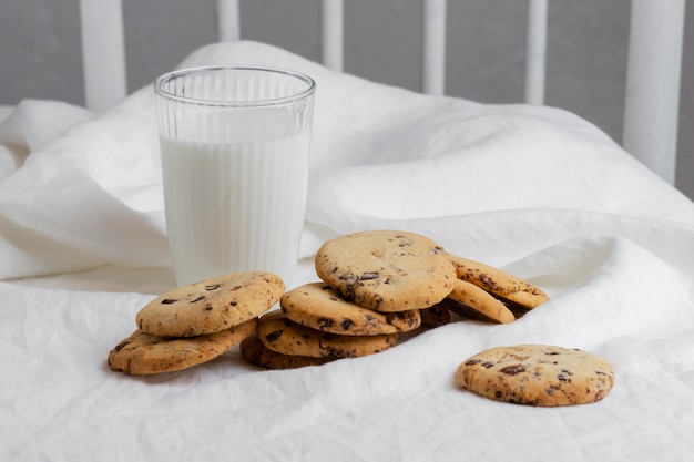 Biscotti e latte ad alto angolo