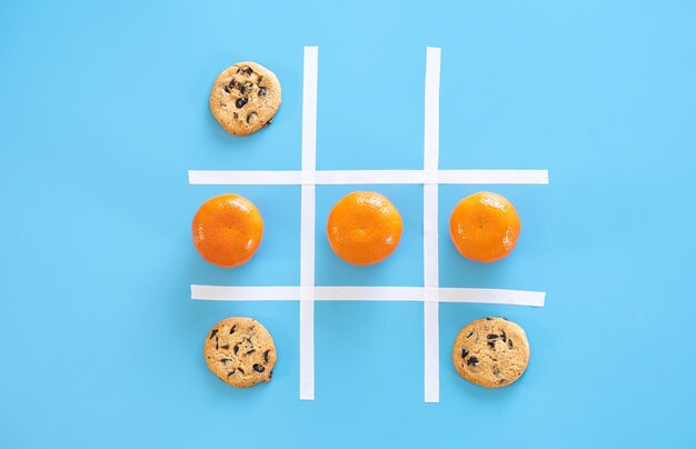 Biscotti e mandarini su sfondo blu piatto