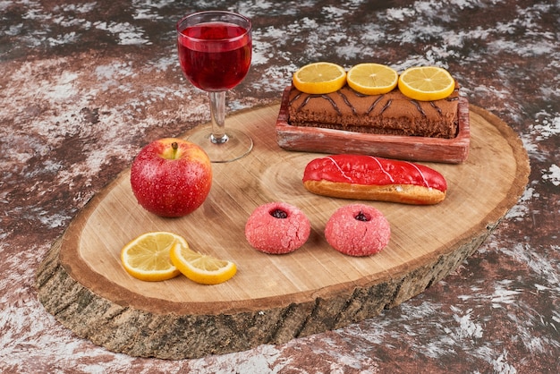 Biscotti e rollcake su una tavola di legno.