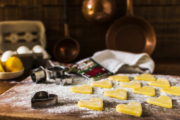 Biscotti e taglierine crudi in cucina