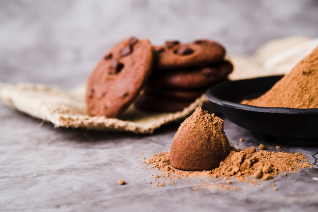 Biscotti e tartufo al cioccolato spolverati di cacao in polvere