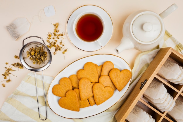 Biscotti e tè in posa piatta