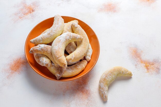 Biscotti fatti in casa a forma di banana con ripieno di ricotta