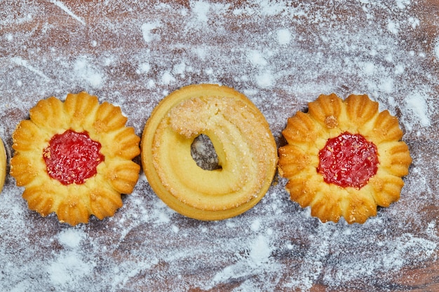 Biscotti fatti in casa assortiti sul tavolo di legno.