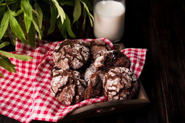 Biscotti fatti in casa del primo piano con latte sul tavolo