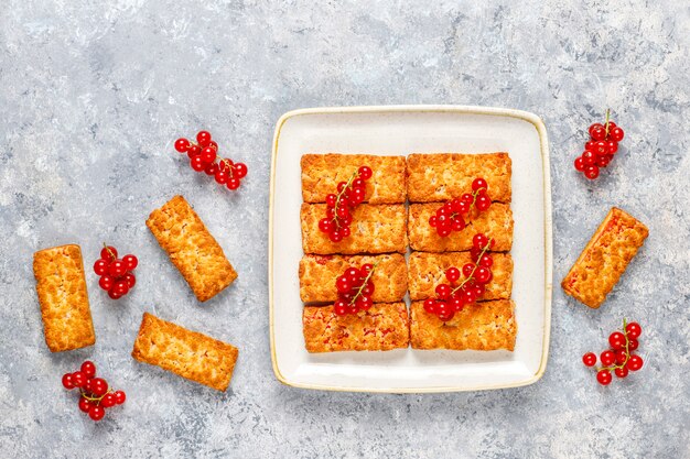 Biscotti fatti in casa deliziosi dell'inceppamento del ribes con le bacche fresche.