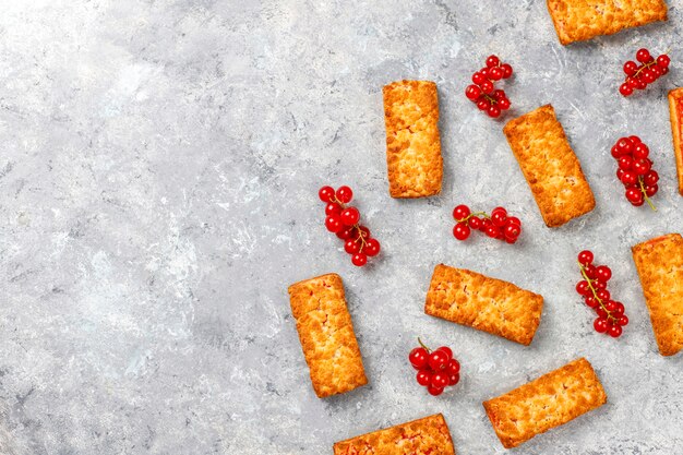 Biscotti fatti in casa deliziosi dell'inceppamento del ribes con le bacche fresche.