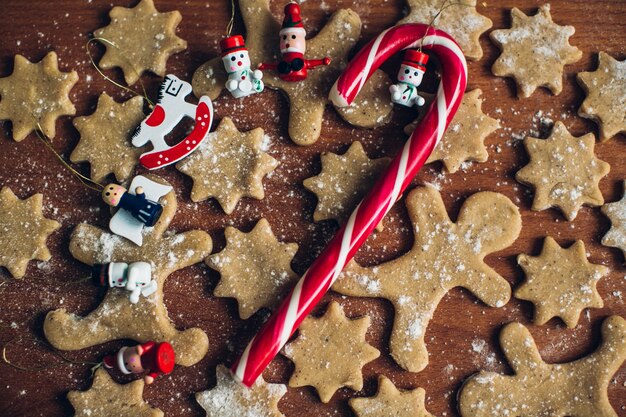 Biscotti fatti in casa di pan di zenzero, dolci e decorazioni natalizie