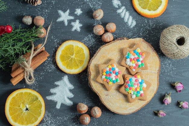 Biscotti fatti in casa su tavola di legno con varie decorazioni.