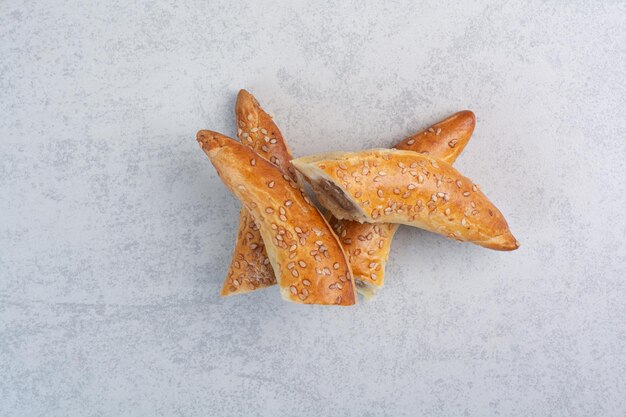 Biscotti fatti in casa tagliati a metà su sfondo grigio. Foto di alta qualità