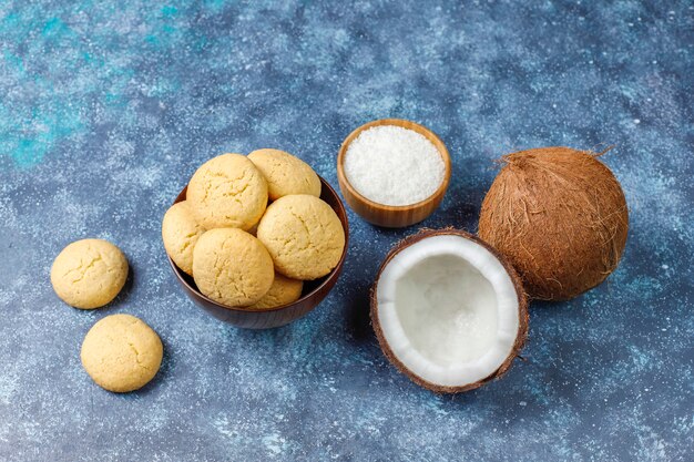 Biscotti fatti in casa vegan sani della noce di cocco con mezza noce di cocco