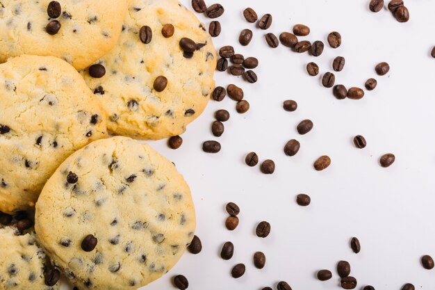 Biscotti freschi e chicchi di caffè