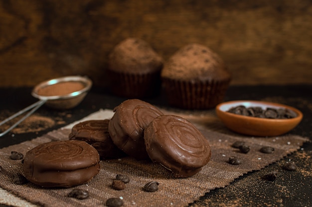 Biscotti glassati al cioccolato con sfondo sfocato