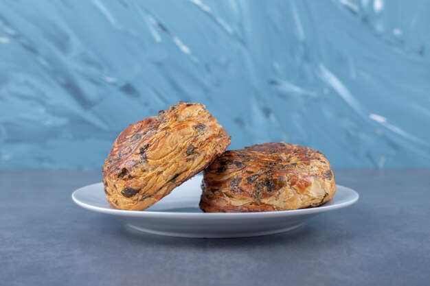 Biscotti gogal appena sfornati su un piatto sul tavolo di marmo.