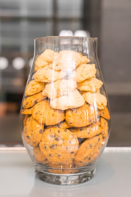 Biscotti in un vaso di vetro sul tavolo.