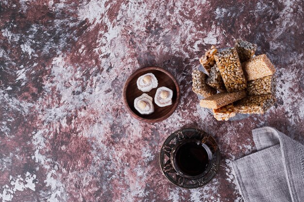 Biscotti lokum e sesamo con un bicchiere di tè, vista dall'alto