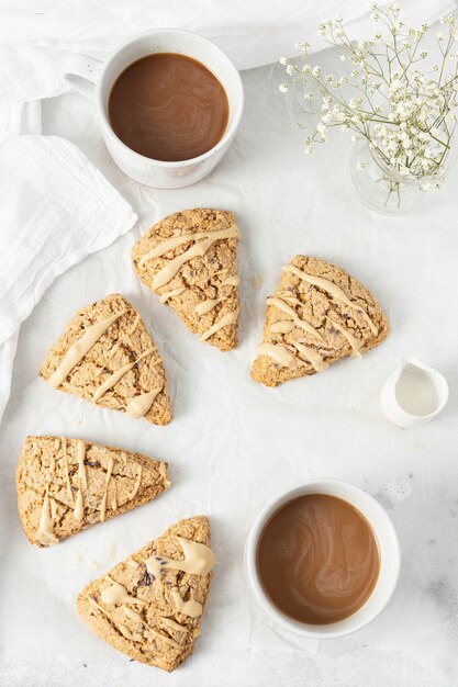 Biscotti marroni sul piatto ceramico bianco