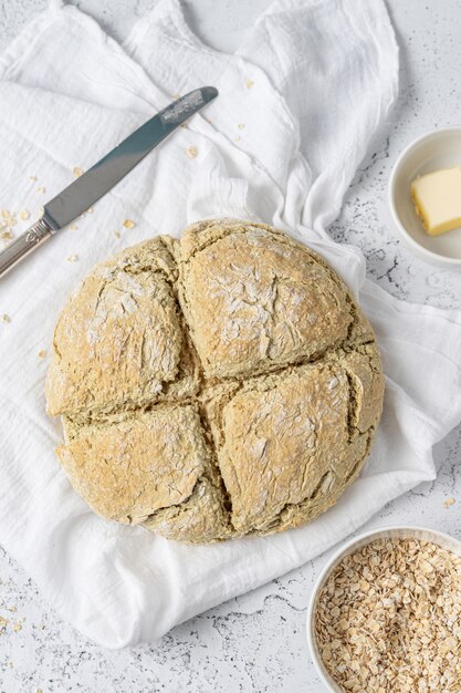 Biscotti marroni sul tessuto bianco