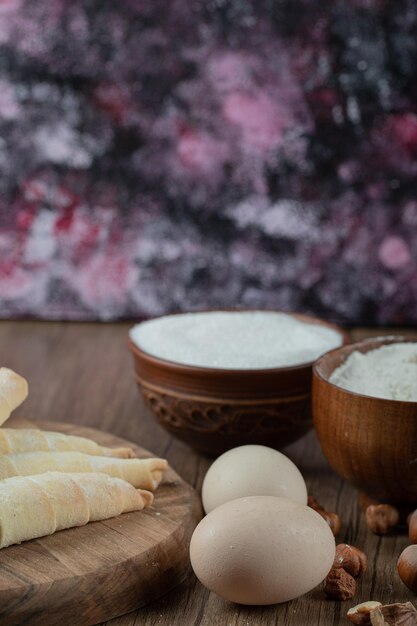 Biscotti mutaki caucasici con ingredienti su una tavola di legno.