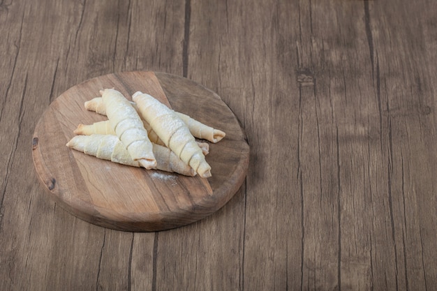 Biscotti mutaki caucasici su una tavola di legno con zucchero a velo sulla parte superiore.