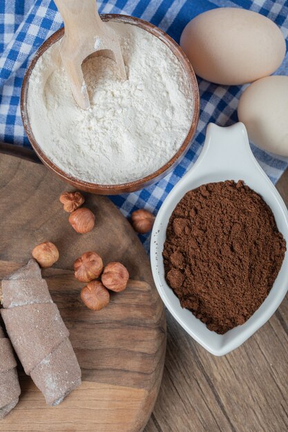 Biscotti mutaki dell'involucro del cacao su una tavola di legno con cannella e noci.